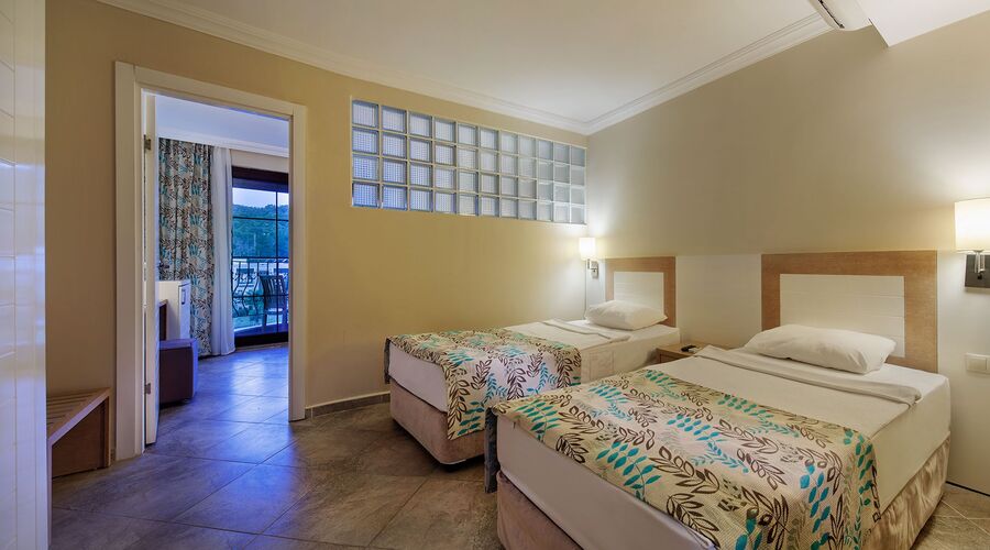 Crystal Green Bay Resort&Spa