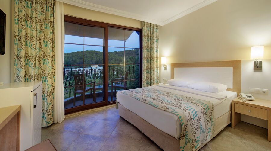 Crystal Green Bay Resort&Spa