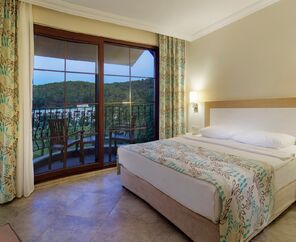 Crystal Green Bay Resort&Spa