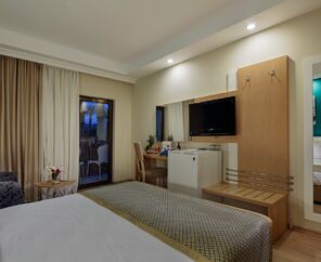 Crystal Green Bay Resort&Spa