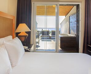 Manaspark Deluxe Hotel